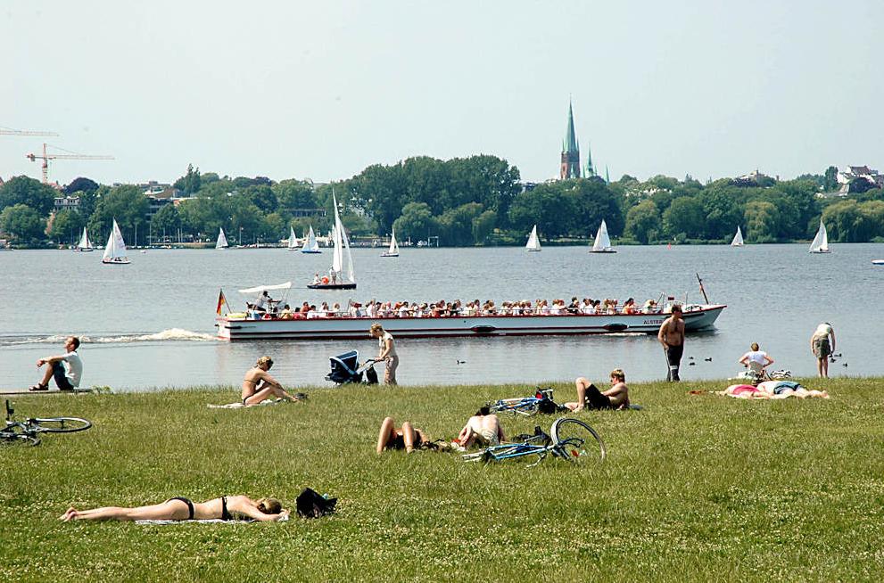 1900_1970 Ein Alstercabrio fährt mit Hamburg-Touristen über die Aussenalster. | Alsterschiffe - Fahrgastschiffe auf der Alster und den Hamburger Kanälen.